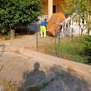 operatori in divisa trasportano mobili