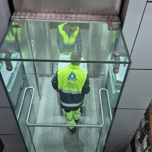 trasporto in ascensore di mobilia